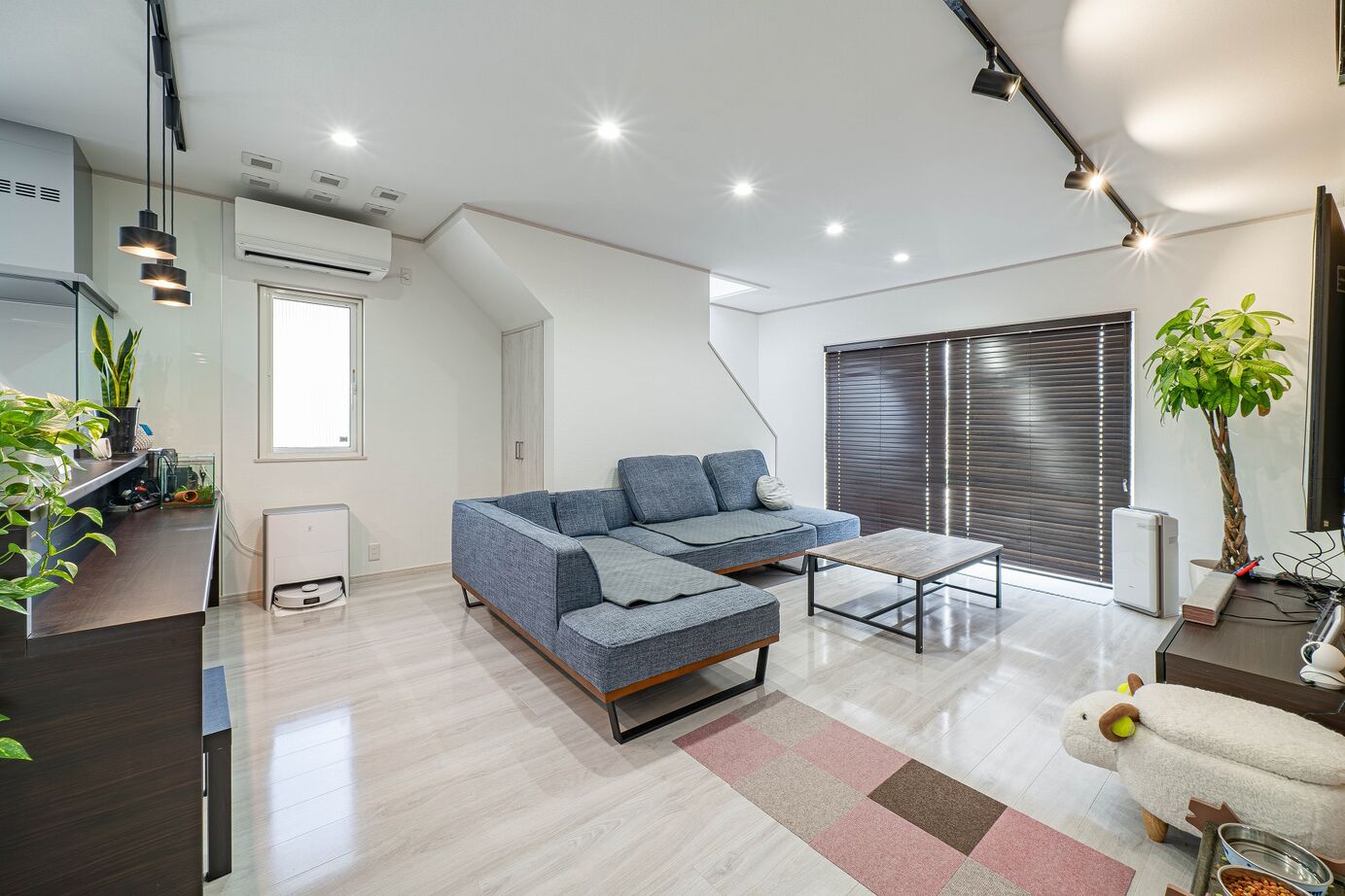 石井工務店 西海岸風のセカンドリビングとシアタールームのある住まいの建築実例画像2