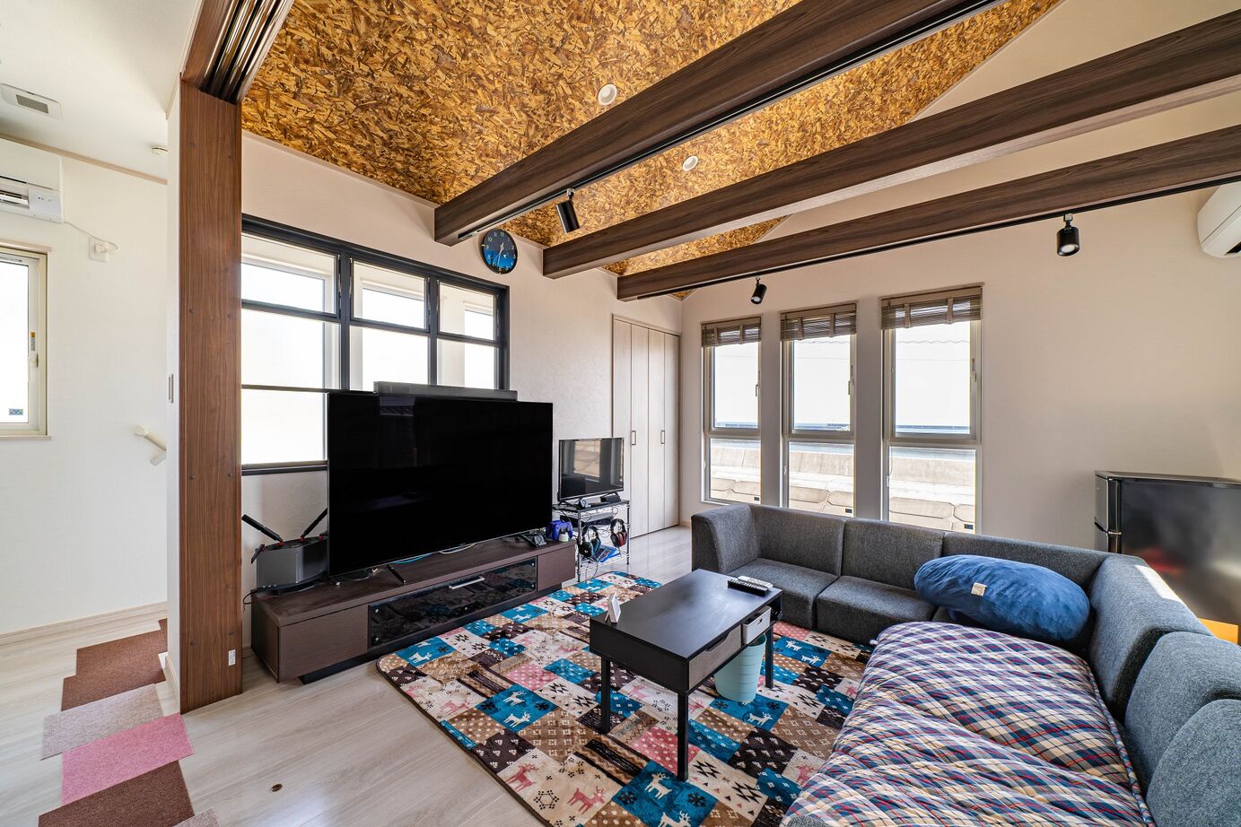 石井工務店 西海岸風のセカンドリビングとシアタールームのある住まいの建築実例画像4