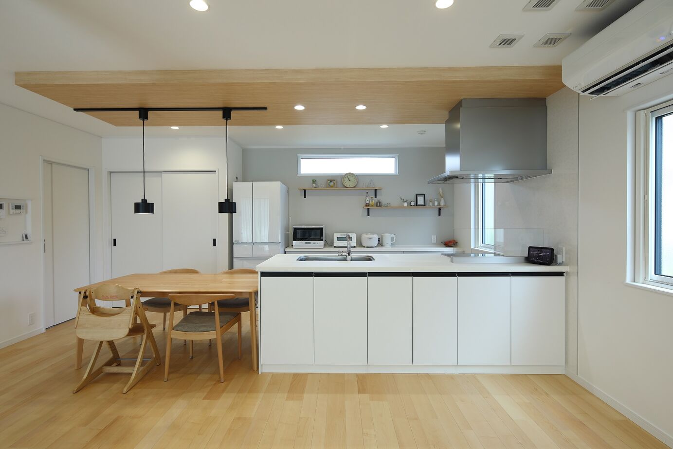 石井工務店 水回りの回遊動線で日々の家事を楽に！収納充実でママに嬉しい住まいの建築実例画像2