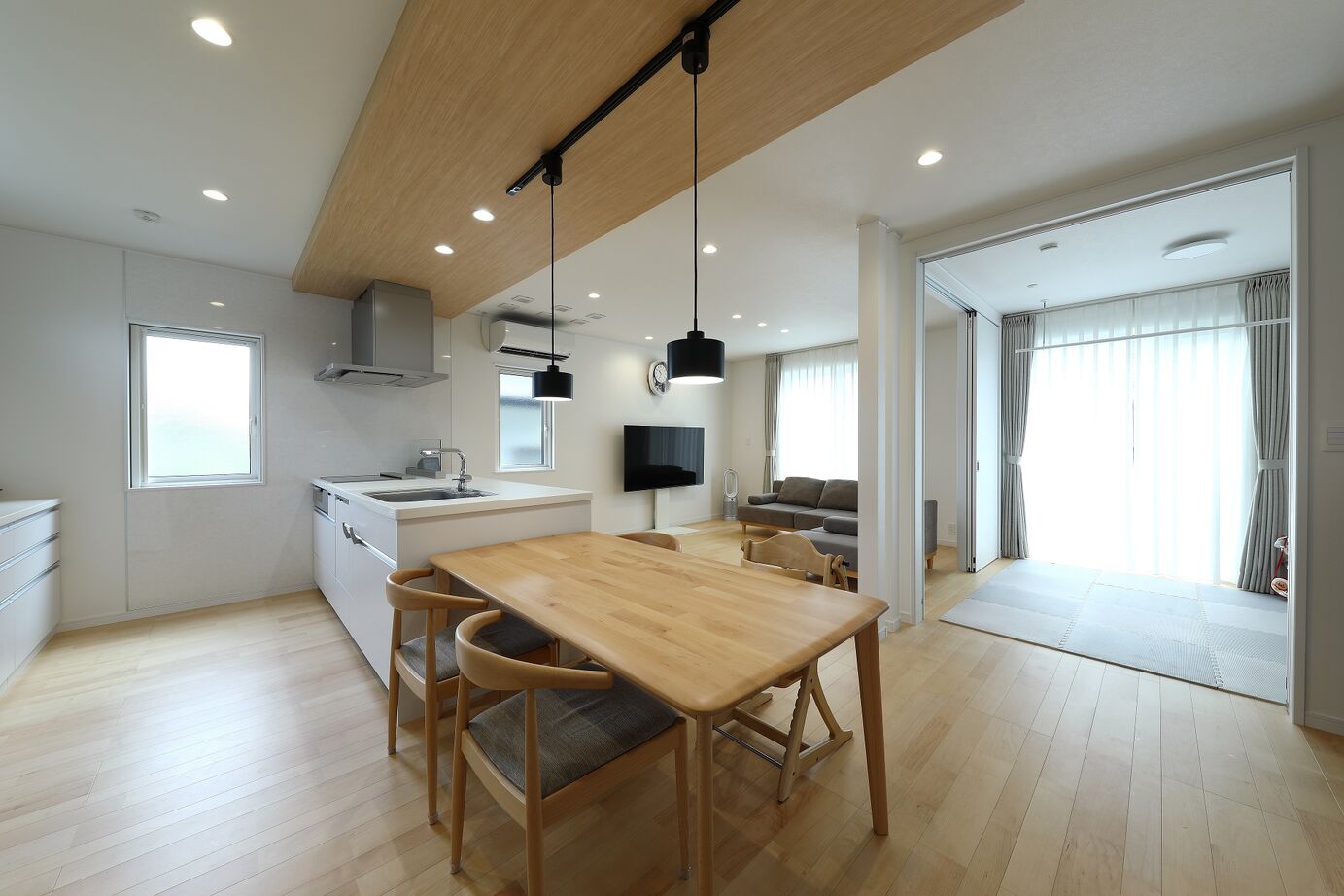 石井工務店 水回りの回遊動線で日々の家事を楽に！収納充実でママに嬉しい住まいの建築実例画像3