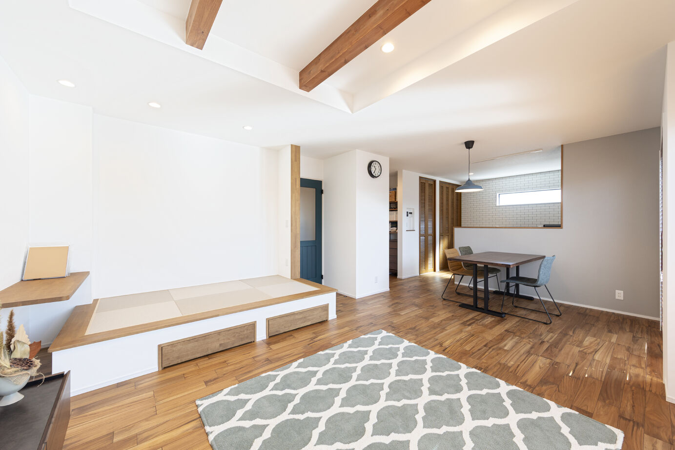 【イチケン】土地付き注文住宅のDigLife 【2000万円台/間取り図あり/多彩なアクセントウォール/3LDK】「他に見ない」オリーブの外壁は木目と相性◎の建築実例画像2