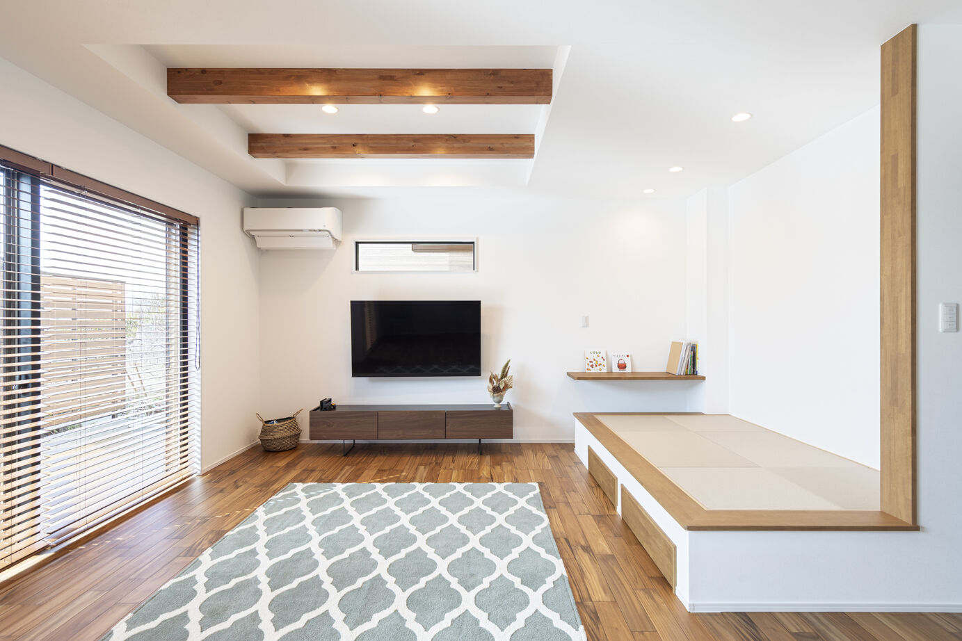 【イチケン】土地付き注文住宅のDigLife 【2000万円台/間取り図あり/多彩なアクセントウォール/3LDK】「他に見ない」オリーブの外壁は木目と相性◎の建築実例画像3