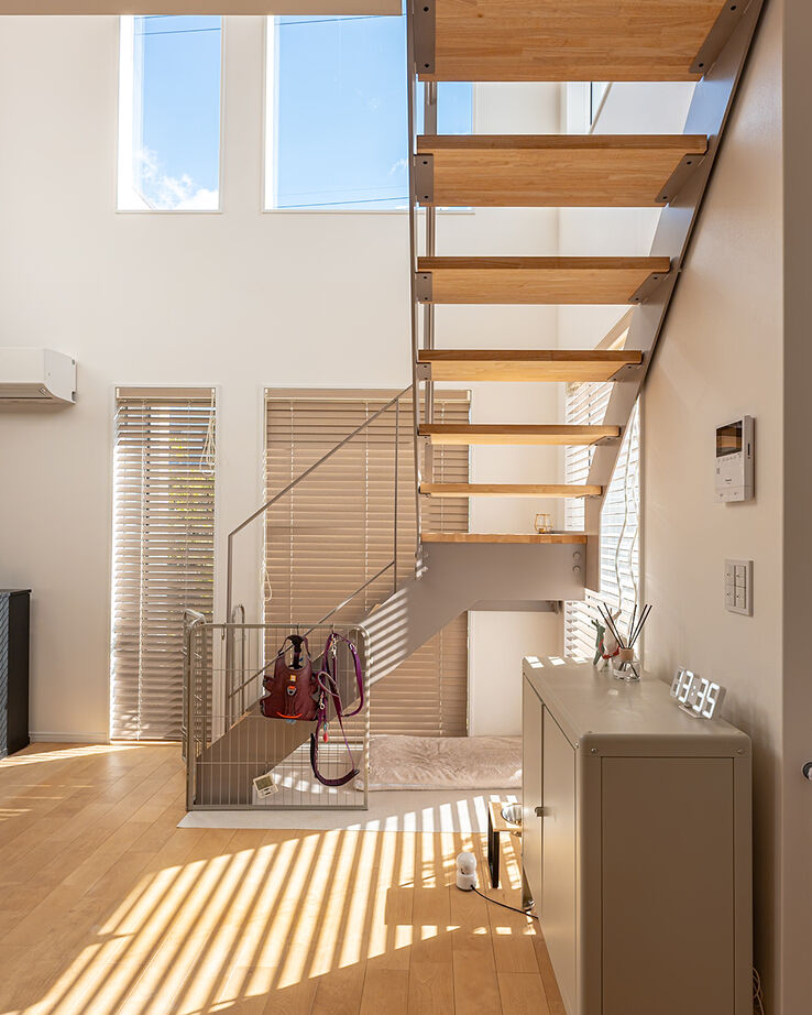 楓工務店 【奈良県奈良市/2000万円台/約35坪/耐震等級3】吹き抜けからの日差しと家族の笑顔が集まるあたたかいお家の建築実例画像2