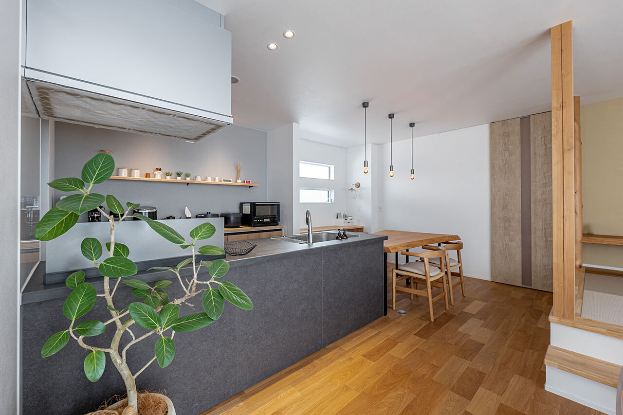 楓工務店 【奈良県橿原市/2000万円台/約35坪/耐震等級3】小上がりの畳のある広々LDKとアウトドアリビングのあるお家の建築実例画像4