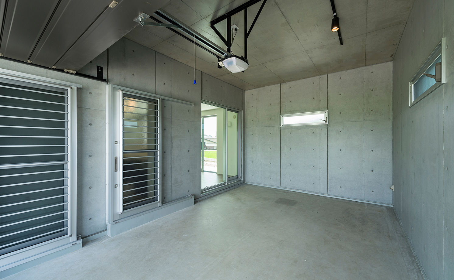 崎田工務店 【48坪/ビルトインガレージ】災害に強い家といえばコンクリート住宅、デザイン性と対応の良さで依頼！の建築実例画像3