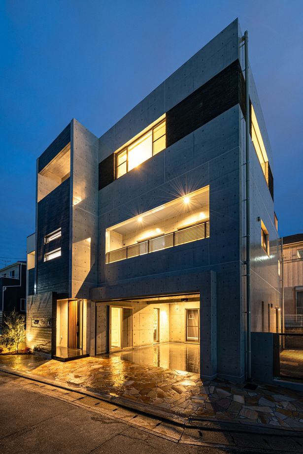 崎田工務店 【67坪/打ちっ放しコンクリート/インナーガレージ】開放的なＬＤＫ！シンプルならではの美しさが光る家の建築実例画像2