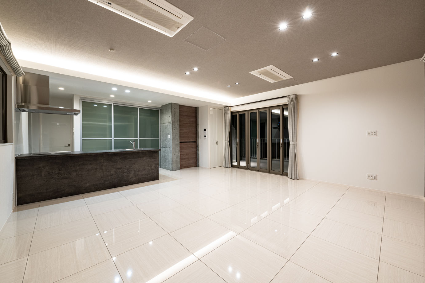 崎田工務店 【67坪/打ちっ放しコンクリート/インナーガレージ】開放的なＬＤＫ！シンプルならではの美しさが光る家の建築実例画像3