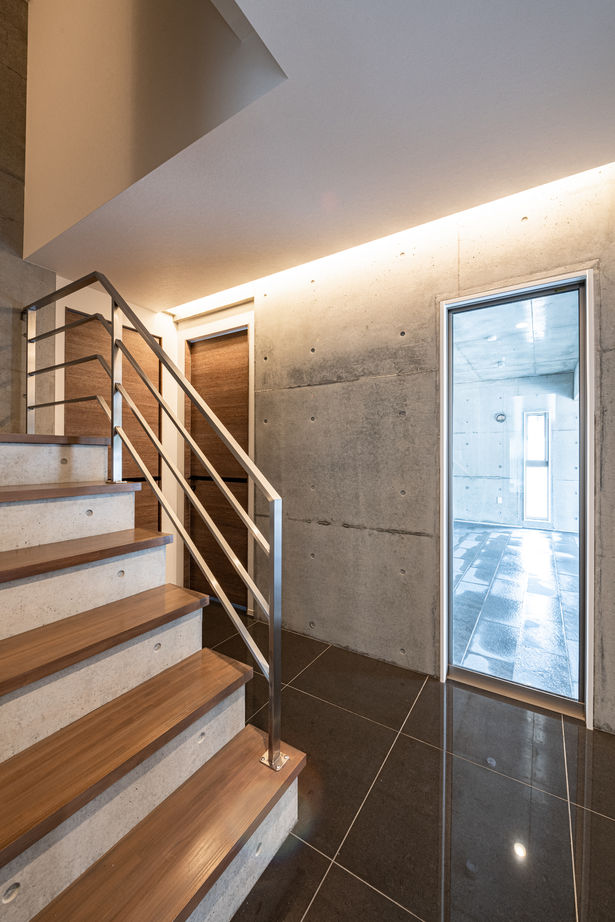 崎田工務店 【67坪/打ちっ放しコンクリート/インナーガレージ】開放的なＬＤＫ！シンプルならではの美しさが光る家の建築実例画像4