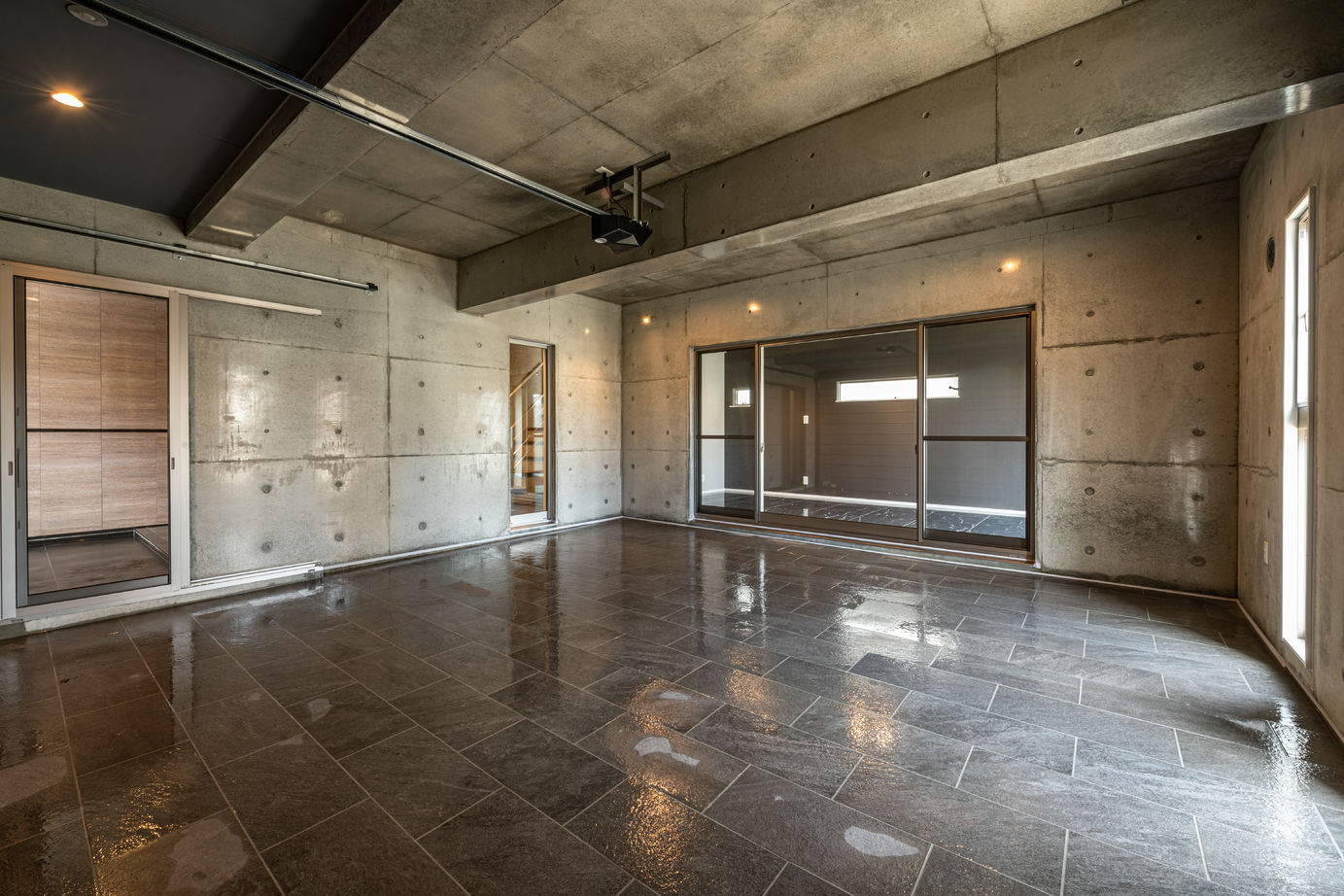 崎田工務店 【67坪/打ちっ放しコンクリート/インナーガレージ】開放的なＬＤＫ！シンプルならではの美しさが光る家の建築実例画像5