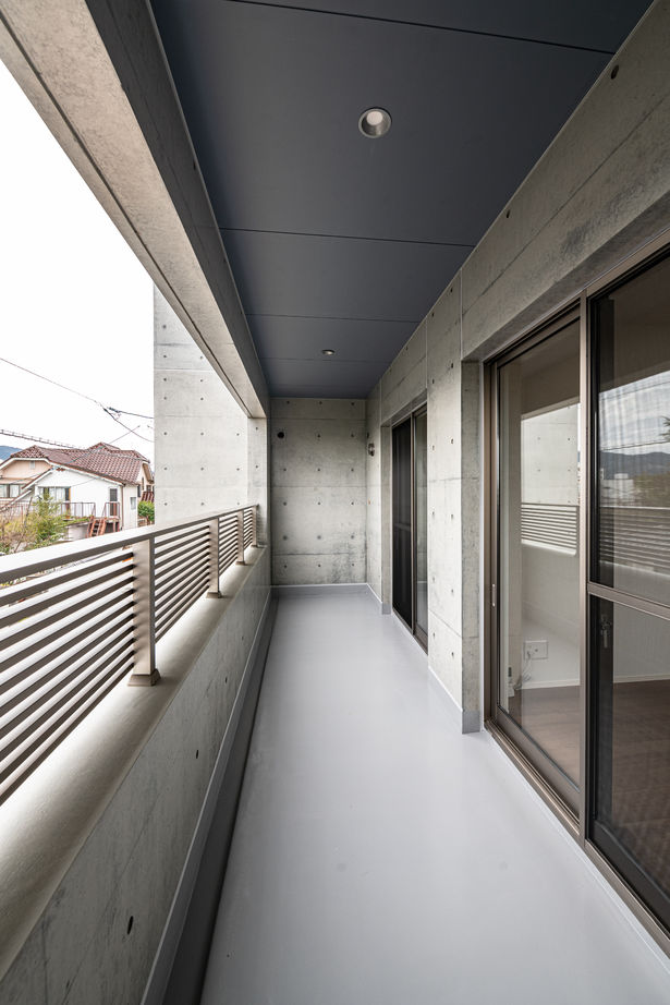 崎田工務店 【67坪/打ちっ放しコンクリート/インナーガレージ】開放的なＬＤＫ！シンプルならではの美しさが光る家の建築実例画像6