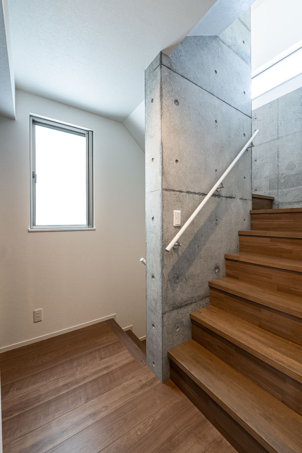 崎田工務店 【67坪/打ちっ放しコンクリート/インナーガレージ】開放的なＬＤＫ！シンプルならではの美しさが光る家の建築実例画像7