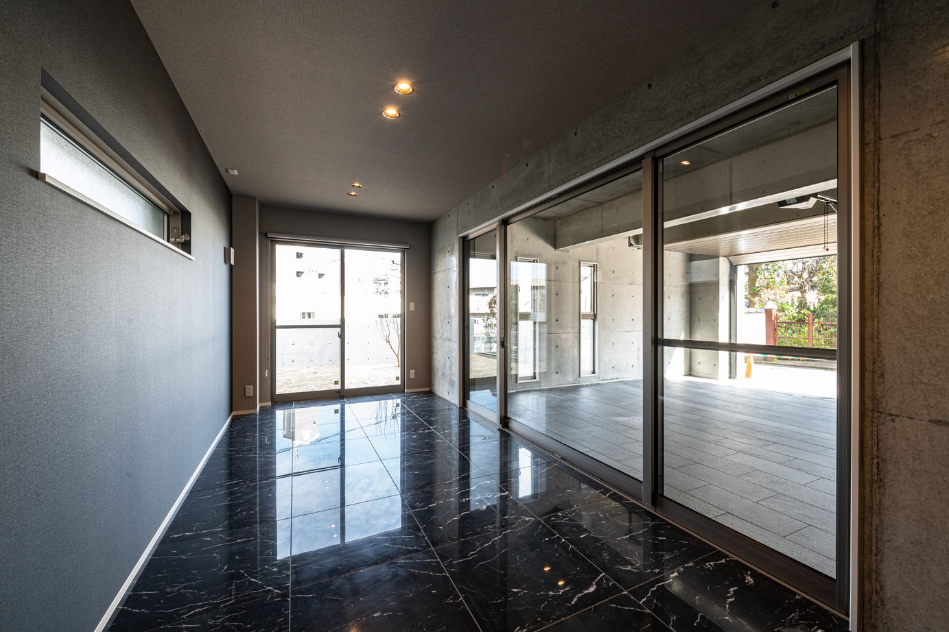 崎田工務店 【67坪/打ちっ放しコンクリート/インナーガレージ】開放的なＬＤＫ！シンプルならではの美しさが光る家の建築実例画像8