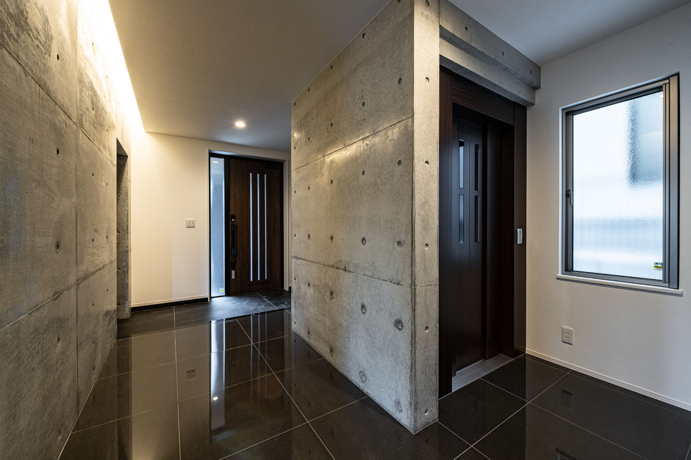 崎田工務店 【67坪/打ちっ放しコンクリート/インナーガレージ】開放的なＬＤＫ！シンプルならではの美しさが光る家の建築実例画像10