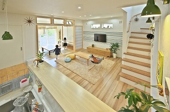 星野工務店 観葉植物の似合う爽やかな広々リビング。敷地に限りがあっても、理想の間取りを叶えた「ＦＰの家」の建築実例画像2