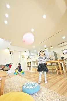 星野工務店 観葉植物の似合う爽やかな広々リビング。敷地に限りがあっても、理想の間取りを叶えた「ＦＰの家」の建築実例画像3