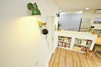 星野工務店 観葉植物の似合う爽やかな広々リビング。敷地に限りがあっても、理想の間取りを叶えた「ＦＰの家」の建築実例画像4