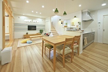 星野工務店 観葉植物の似合う爽やかな広々リビング。敷地に限りがあっても、理想の間取りを叶えた「ＦＰの家」の建築実例画像5