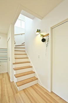 星野工務店 観葉植物の似合う爽やかな広々リビング。敷地に限りがあっても、理想の間取りを叶えた「ＦＰの家」の建築実例画像6