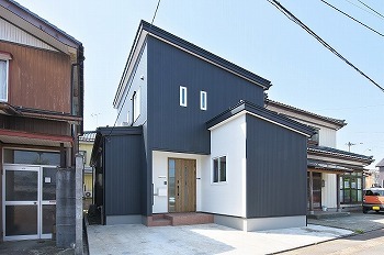 星野工務店 観葉植物の似合う爽やかな広々リビング。敷地に限りがあっても、理想の間取りを叶えた「ＦＰの家」の建築実例画像7