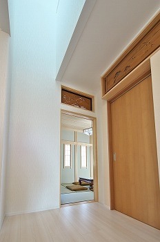 星野工務店 モダンな外観から想像できない、和のテイストあふれるこだわりの室内。伝統とテクノロジーが融合した家の建築実例画像3