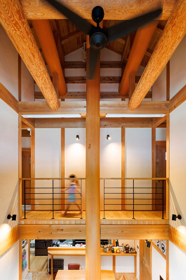 加藤建築 【三重県｜木組み×55坪×吹抜け｜間取り有】伝統構法で間取りは今ドキ。4人の子ども達が健やかに暮らす家の建築実例画像3