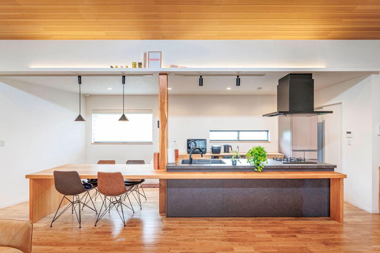 加藤建築 【三重県｜平屋×モダン×36坪｜間取り有】無垢の彩りと風通しの良さが抜群。愛犬と暮らす「くの字の平屋」の建築実例画像2