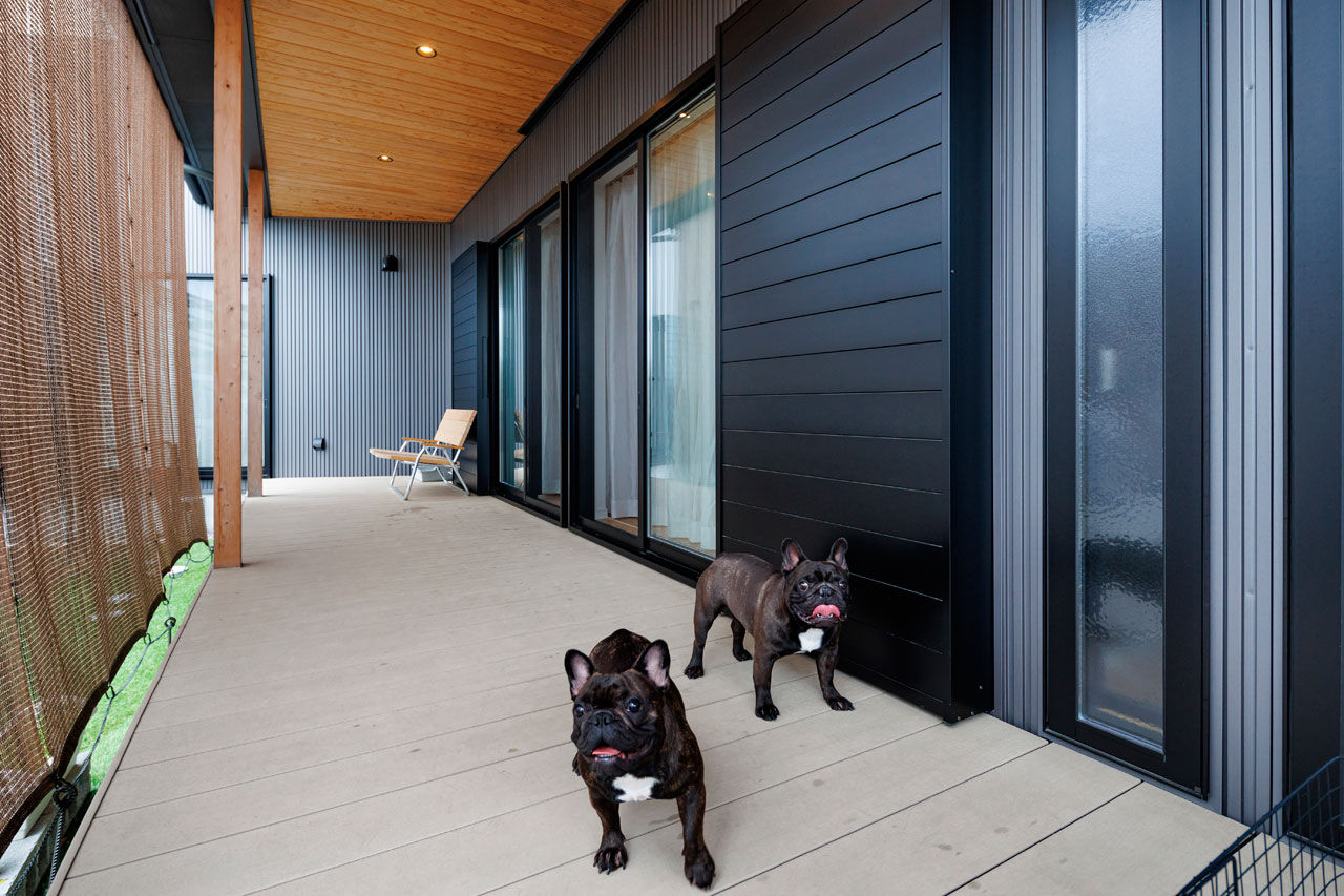 加藤建築 【三重県｜平屋×モダン×36坪｜間取り有】無垢の彩りと風通しの良さが抜群。愛犬と暮らす「くの字の平屋」の建築実例画像5