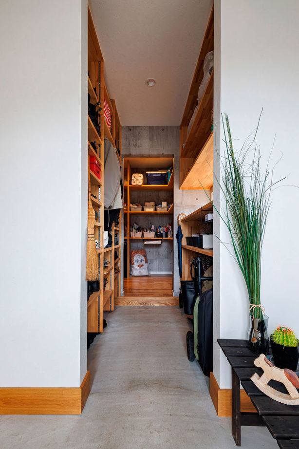 加藤建築 【三重県｜平屋×モダン×36坪｜間取り有】無垢の彩りと風通しの良さが抜群。愛犬と暮らす「くの字の平屋」の建築実例画像6