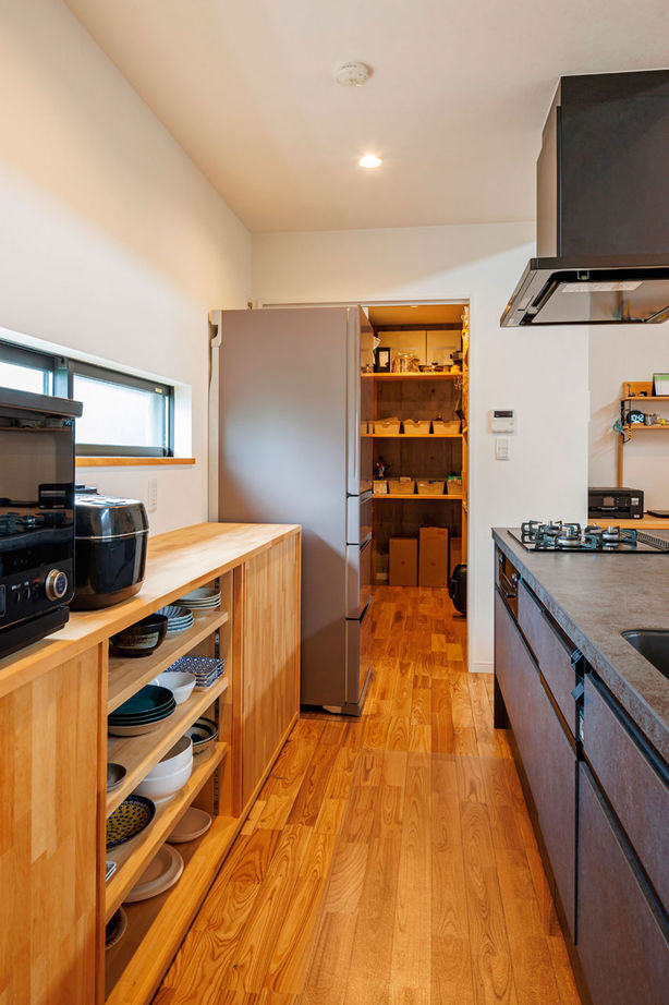 加藤建築 【三重県｜平屋×モダン×36坪｜間取り有】無垢の彩りと風通しの良さが抜群。愛犬と暮らす「くの字の平屋」の建築実例画像7