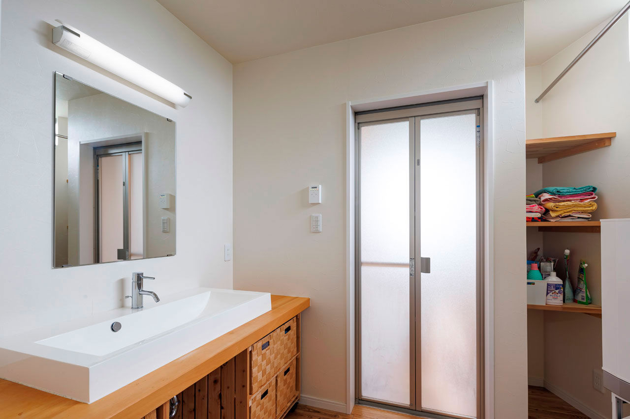 加藤建築 【三重県｜平屋×モダン×36坪｜間取り有】無垢の彩りと風通しの良さが抜群。愛犬と暮らす「くの字の平屋」の建築実例画像8