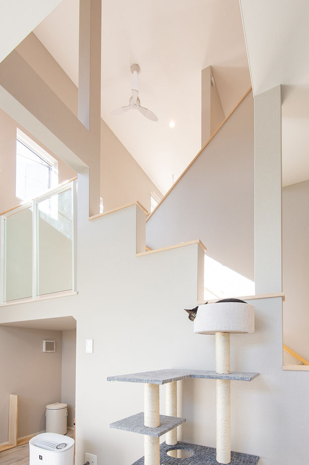 ＭＯＫ　ＨＯＵＳＥ　（ポラスグループ） 【1000万円台/ローコスト/ペット】吹抜けや窓の工夫で叶えた“陽だまりリビング”。愛猫と癒しの時間を満喫の建築実例画像2