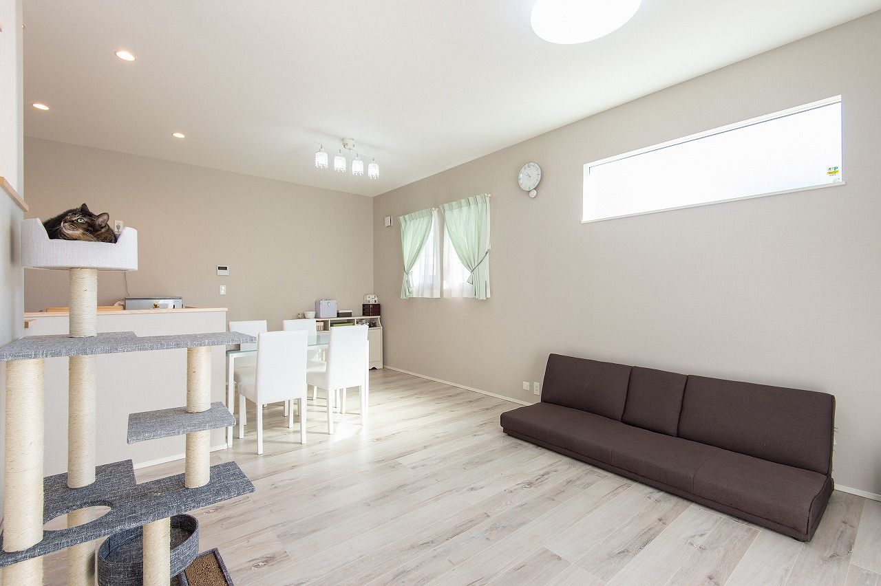 ＭＯＫ　ＨＯＵＳＥ　（ポラスグループ） 【1000万円台/ローコスト/ペット】吹抜けや窓の工夫で叶えた“陽だまりリビング”。愛猫と癒しの時間を満喫の建築実例画像3