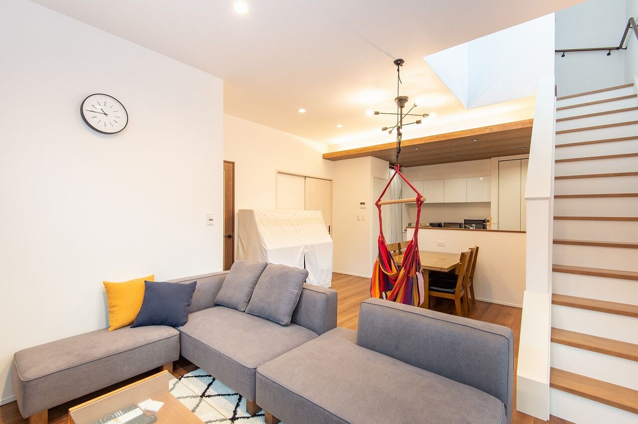 ＭＯＫ　ＨＯＵＳＥ　（ポラスグループ） 【1000万円台/ローコスト/3LDK】階段の吹抜けから温かい光が差し込む、家族の笑顔があふれる家の建築実例画像2