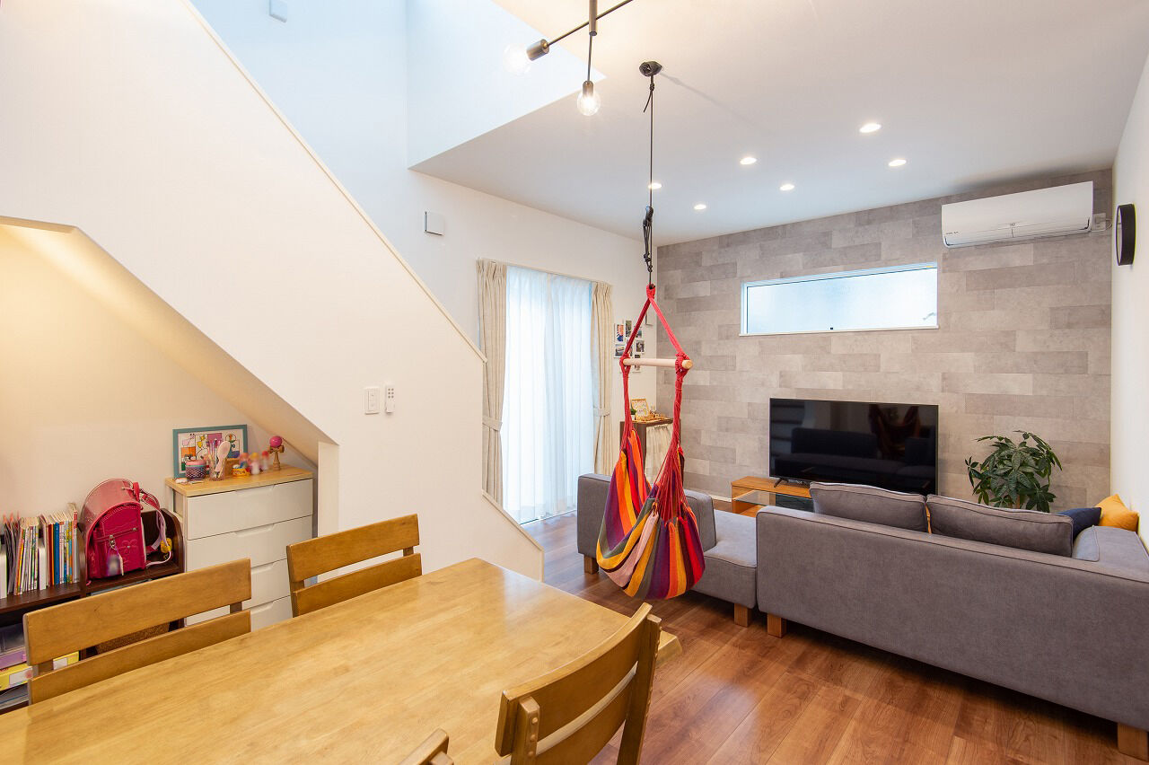 ＭＯＫ　ＨＯＵＳＥ　（ポラスグループ） 【1000万円台/ローコスト/3LDK】階段の吹抜けから温かい光が差し込む、家族の笑顔があふれる家の建築実例画像3