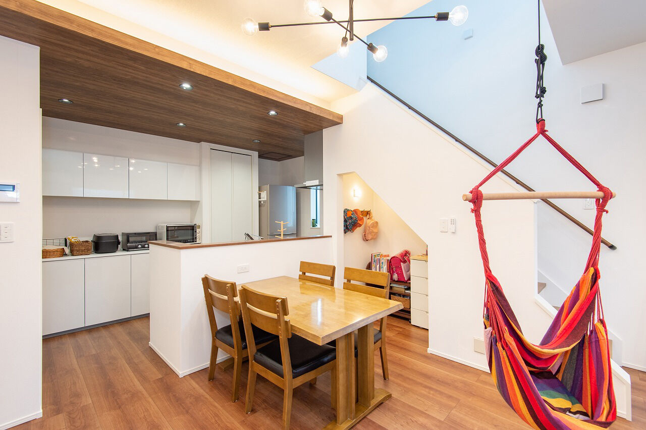 ＭＯＫ　ＨＯＵＳＥ　（ポラスグループ） 【1000万円台/ローコスト/3LDK】階段の吹抜けから温かい光が差し込む、家族の笑顔があふれる家の建築実例画像4