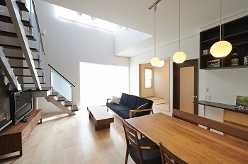 北辰工務店（ポラスグループ） 【1000万円台/30坪台/吹き抜け/収納充実】家事動線に配慮し、家族みんなでリビングに集まれる家の建築実例画像2