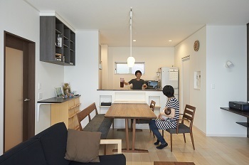 北辰工務店（ポラスグループ） 【1000万円台/30坪台/吹き抜け/収納充実】家事動線に配慮し、家族みんなでリビングに集まれる家の建築実例画像3