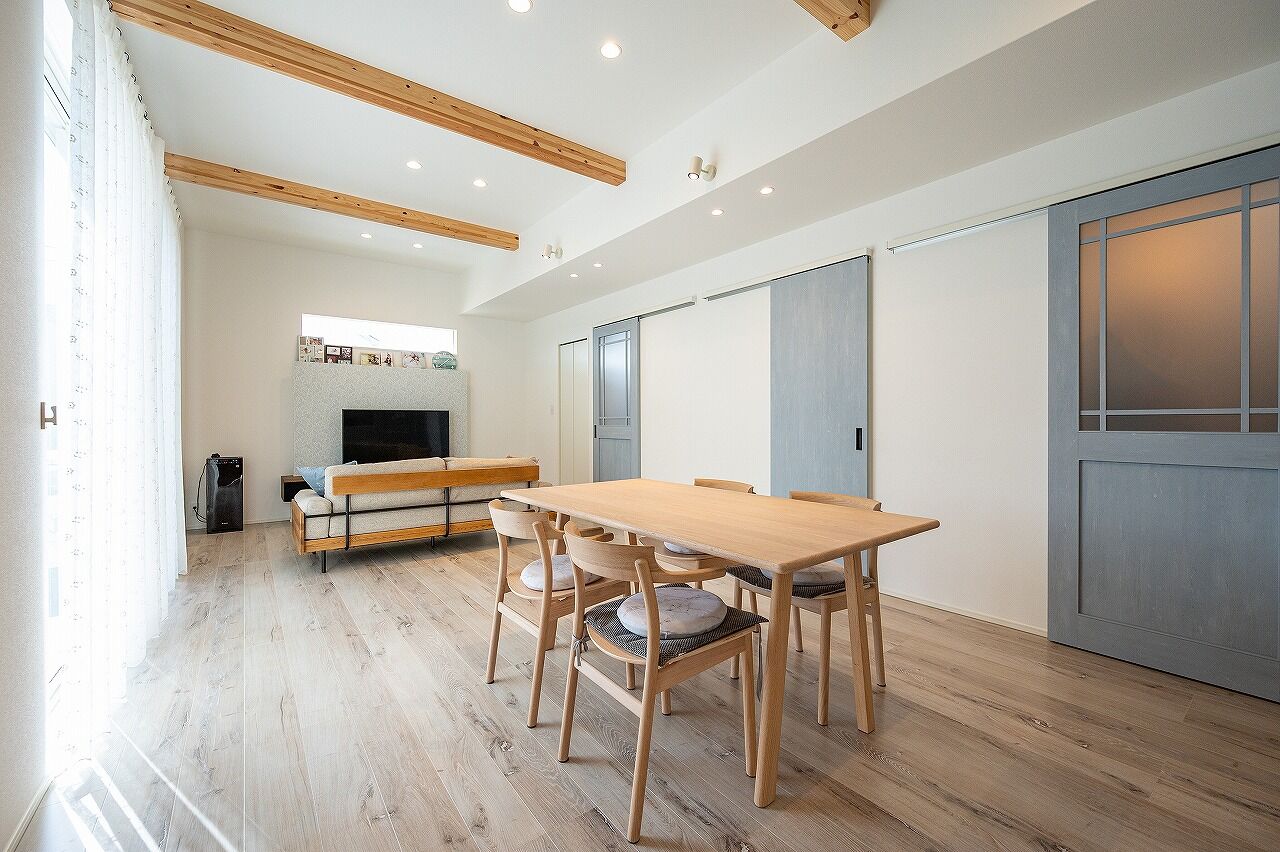 北辰工務店（ポラスグループ） 【30坪台/3LDK】絵本の世界から飛び出してきたような鮮やかな水色が目を引く、フレンチシャビー調の家の建築実例画像2