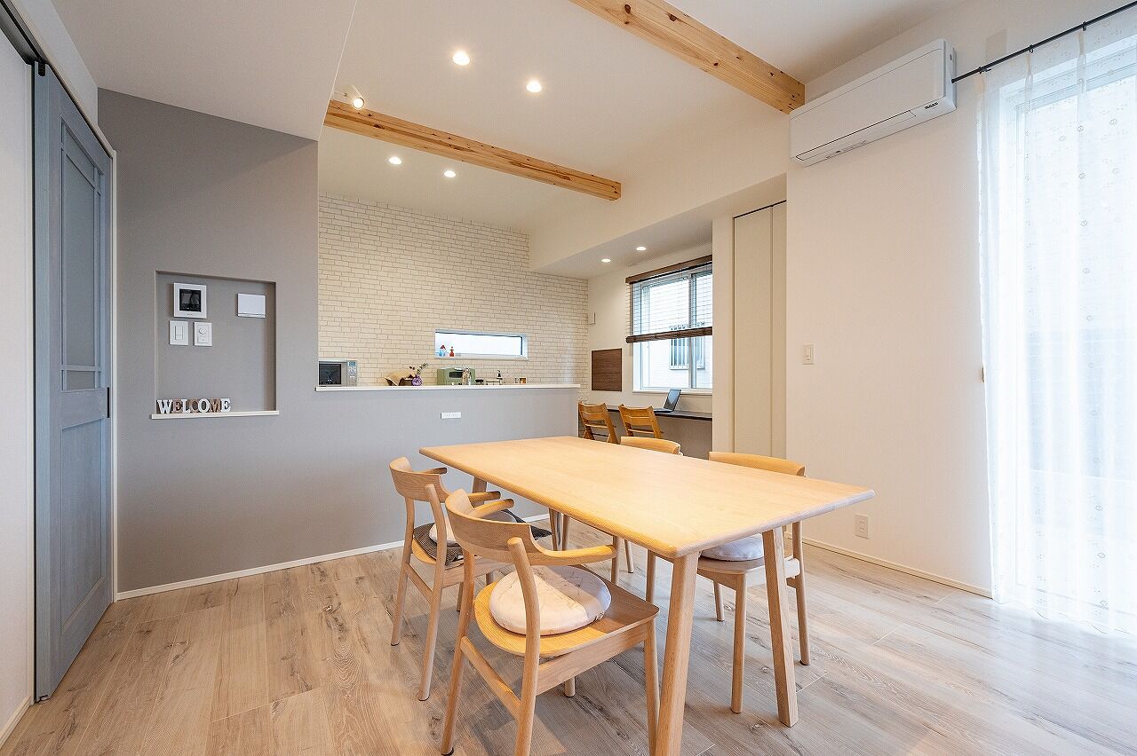 北辰工務店（ポラスグループ） 【30坪台/3LDK】絵本の世界から飛び出してきたような鮮やかな水色が目を引く、フレンチシャビー調の家の建築実例画像3