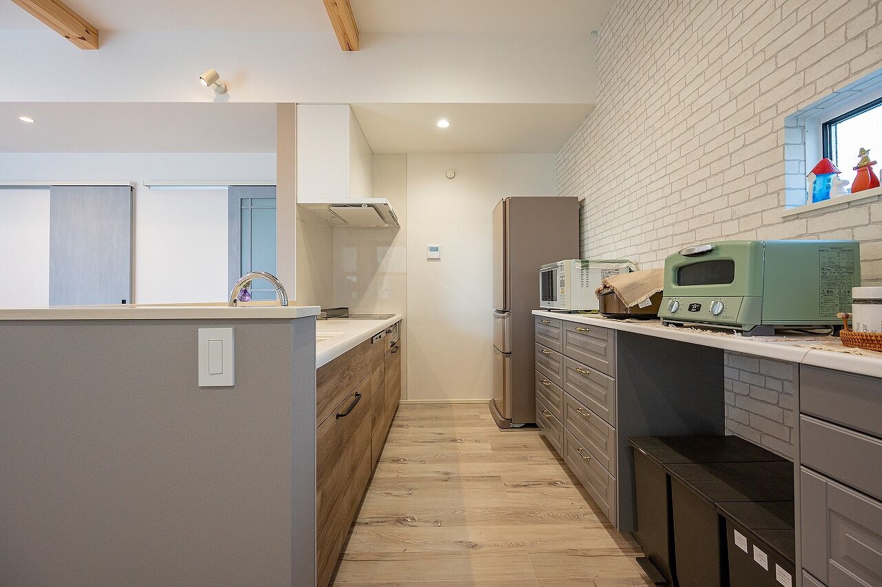 北辰工務店（ポラスグループ） 【30坪台/3LDK】絵本の世界から飛び出してきたような鮮やかな水色が目を引く、フレンチシャビー調の家の建築実例画像4