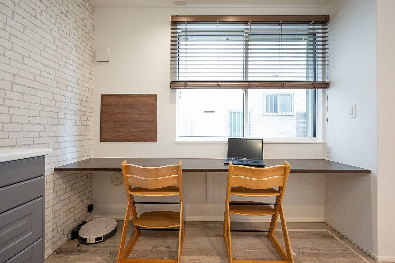 北辰工務店（ポラスグループ） 【30坪台/3LDK】絵本の世界から飛び出してきたような鮮やかな水色が目を引く、フレンチシャビー調の家の建築実例画像5