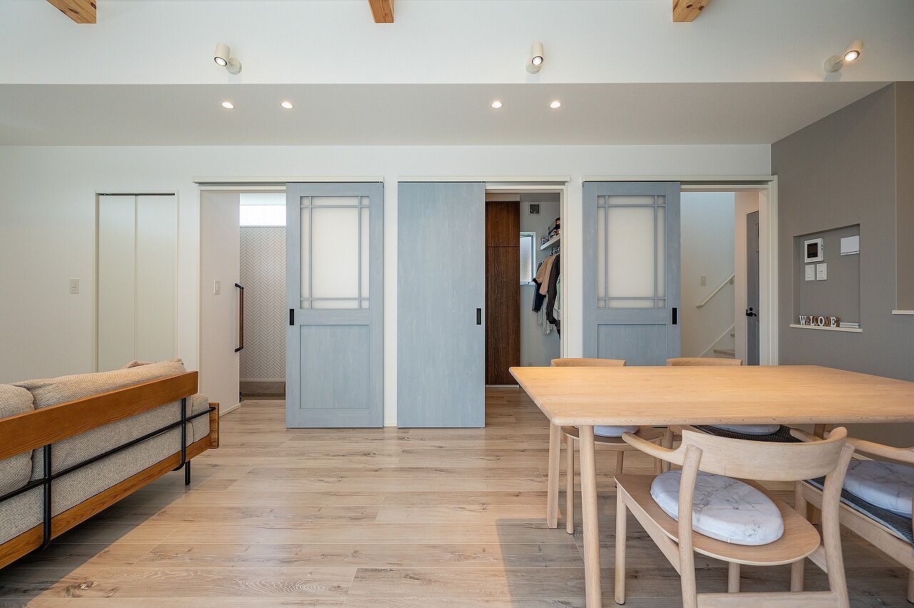 北辰工務店（ポラスグループ） 【30坪台/3LDK】絵本の世界から飛び出してきたような鮮やかな水色が目を引く、フレンチシャビー調の家の建築実例画像7