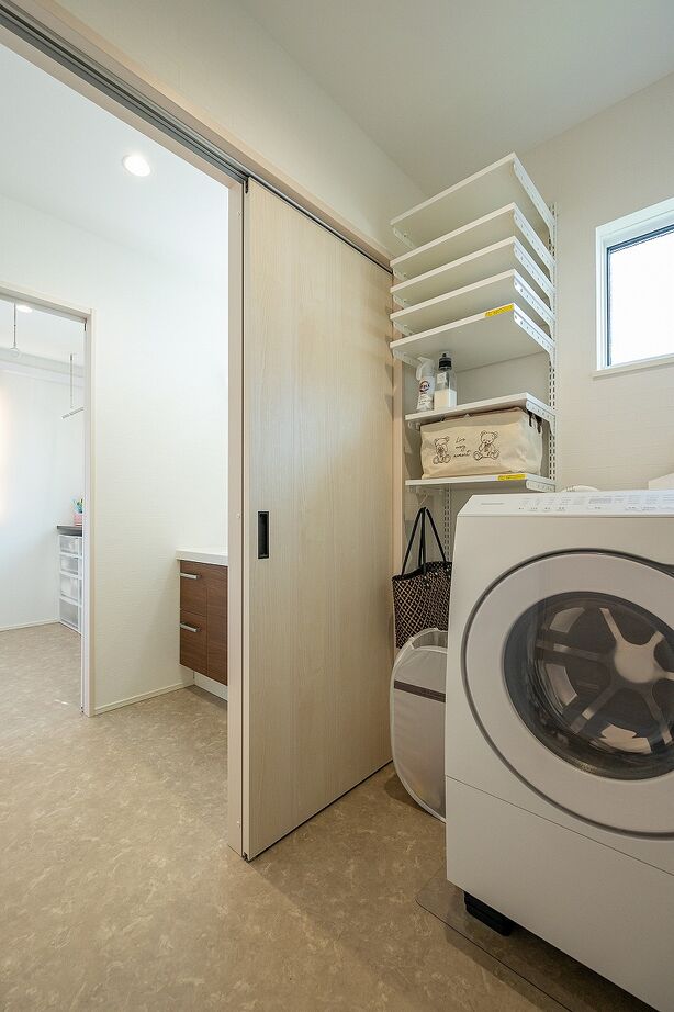 北辰工務店（ポラスグループ） 【30坪台/3LDK】絵本の世界から飛び出してきたような鮮やかな水色が目を引く、フレンチシャビー調の家の建築実例画像8