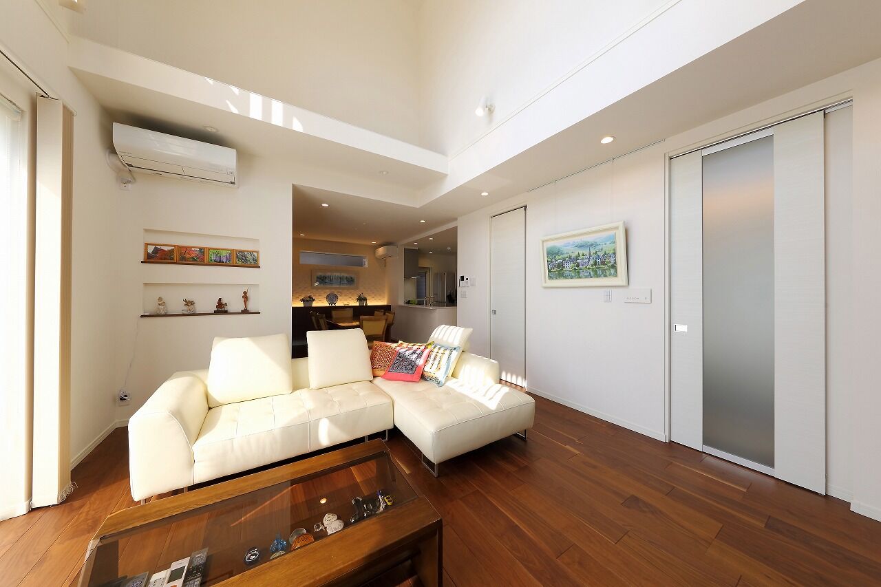 山万（京成本線、京成千葉線、JR総武線沿線を中心とした地域） 【佐倉市｜40坪台｜3,000万円台｜ビルトインガレージ】広いLDK・こだわりのオーディオルームもある暮らしの建築実例画像