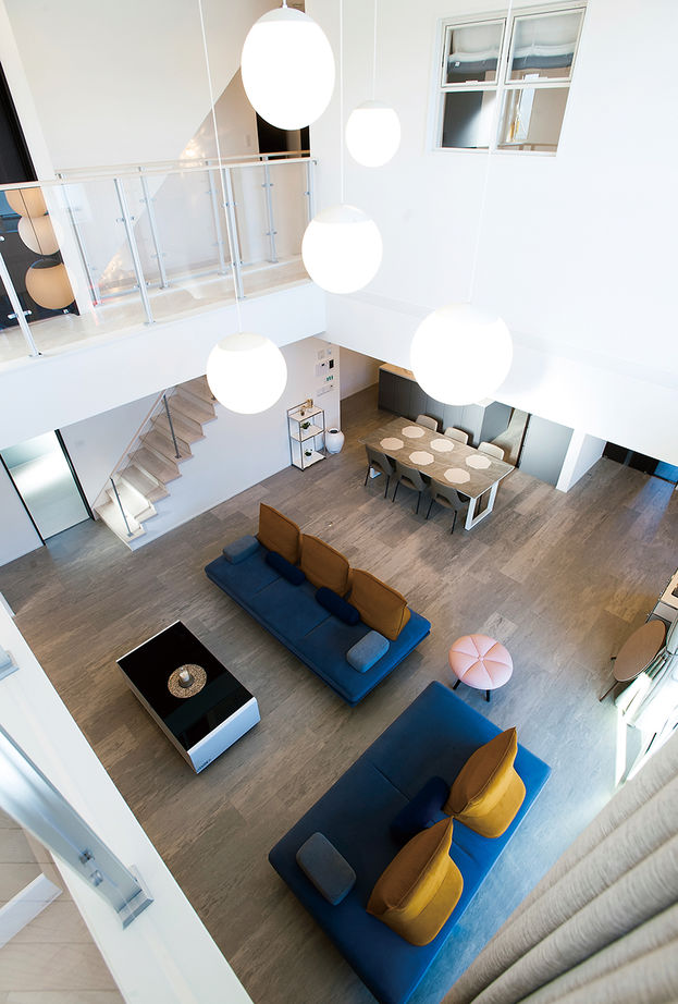 山万（京成本線、京成千葉線、JR総武線沿線を中心とした地域） 【67坪｜ビルトインガレージ2台分｜4LDK】吹き抜けやアイランドキッチン…土地紹介からすべてを叶えた邸宅の建築実例画像4