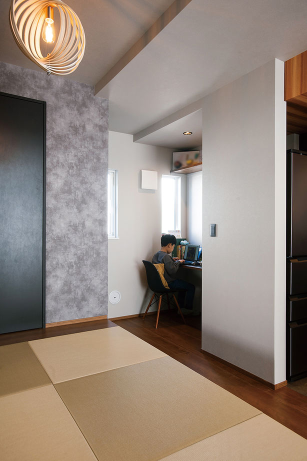 山万（京成本線、京成千葉線、JR総武線沿線を中心とした地域） 【3000万円台｜42坪｜吹き抜け｜3LDK】家族でゆったり、開放感に包まれたLDK。家事のしやすさも注目の建築実例画像6