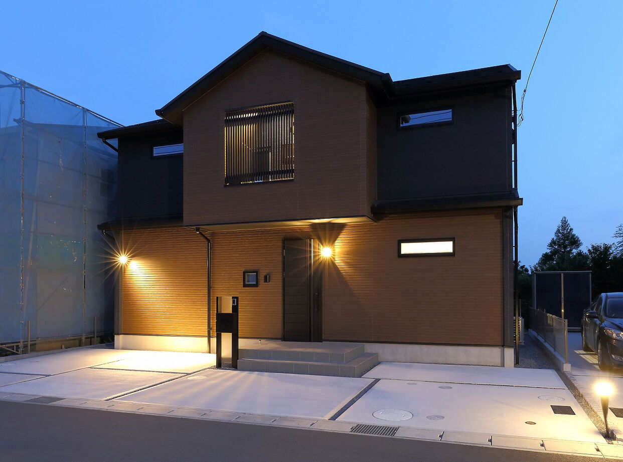 山万（京成本線、京成千葉線、JR総武線沿線を中心とした地域） 【成田市｜2,000万円台｜30坪台｜駐車場４台】高台にある土地を生かし、プライバシーを守り眺めを楽しむ家の建築実例画像