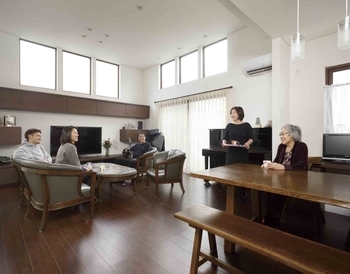 ミサワホーム 室内に陽の光を導く中庭が家族の絆を深める二世帯住宅の建築実例画像3