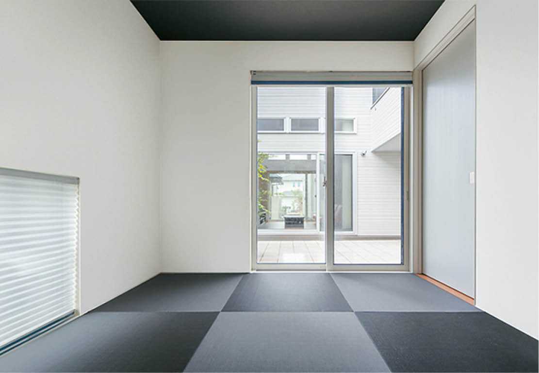 ミサワホーム 空へ抜ける中庭を囲む大開口サッシ　南北から光あふれる高天井のＬＤＫの建築実例画像3