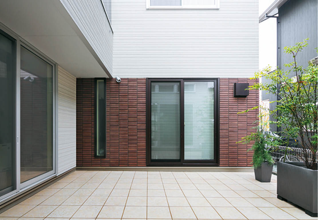 ミサワホーム 空へ抜ける中庭を囲む大開口サッシ　南北から光あふれる高天井のＬＤＫの建築実例画像4